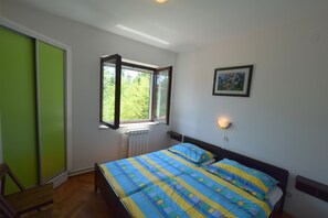 Family House, 4 Bedrooms | Desk, free WiFi, bed sheets