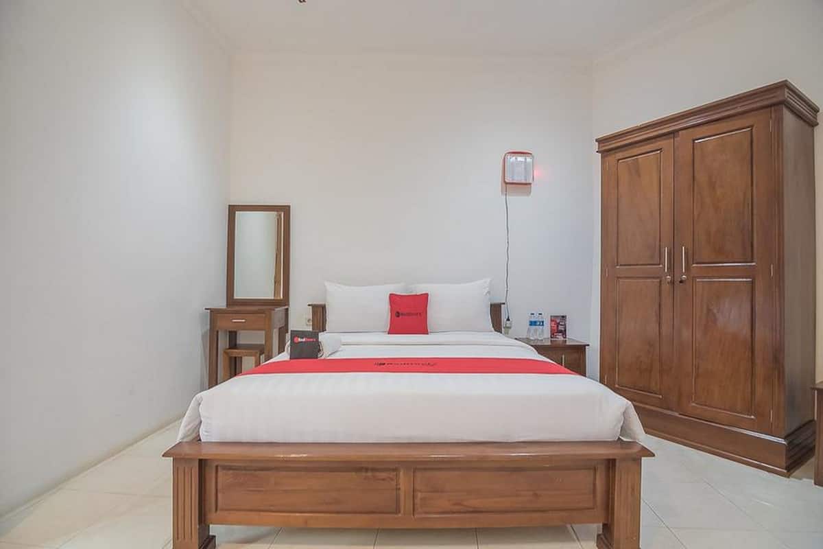 Escritorio, wifi gratis y ropa de cama
