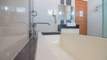 Deluxe Room | Bathroom