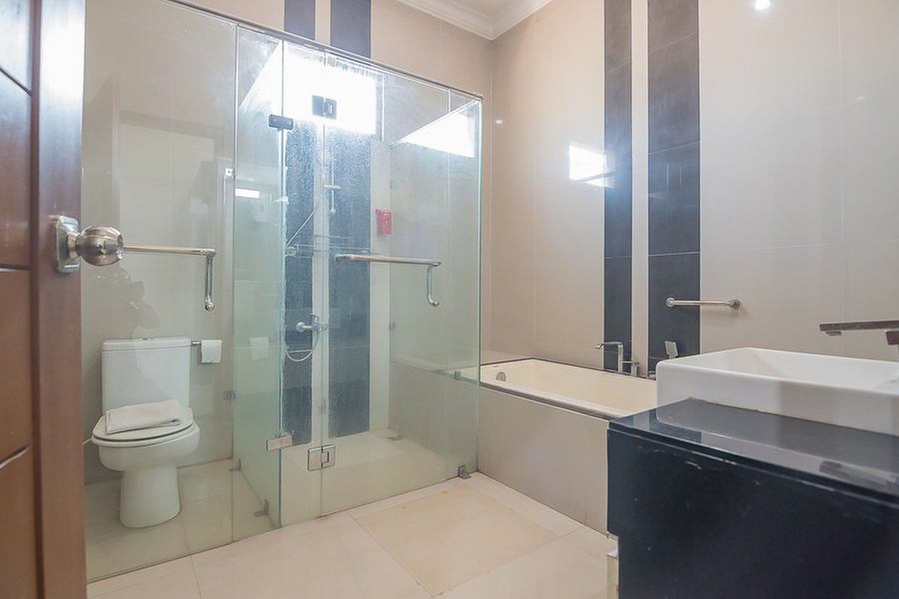 Deluxe Room | Bathroom | Shower, free toiletries, towels