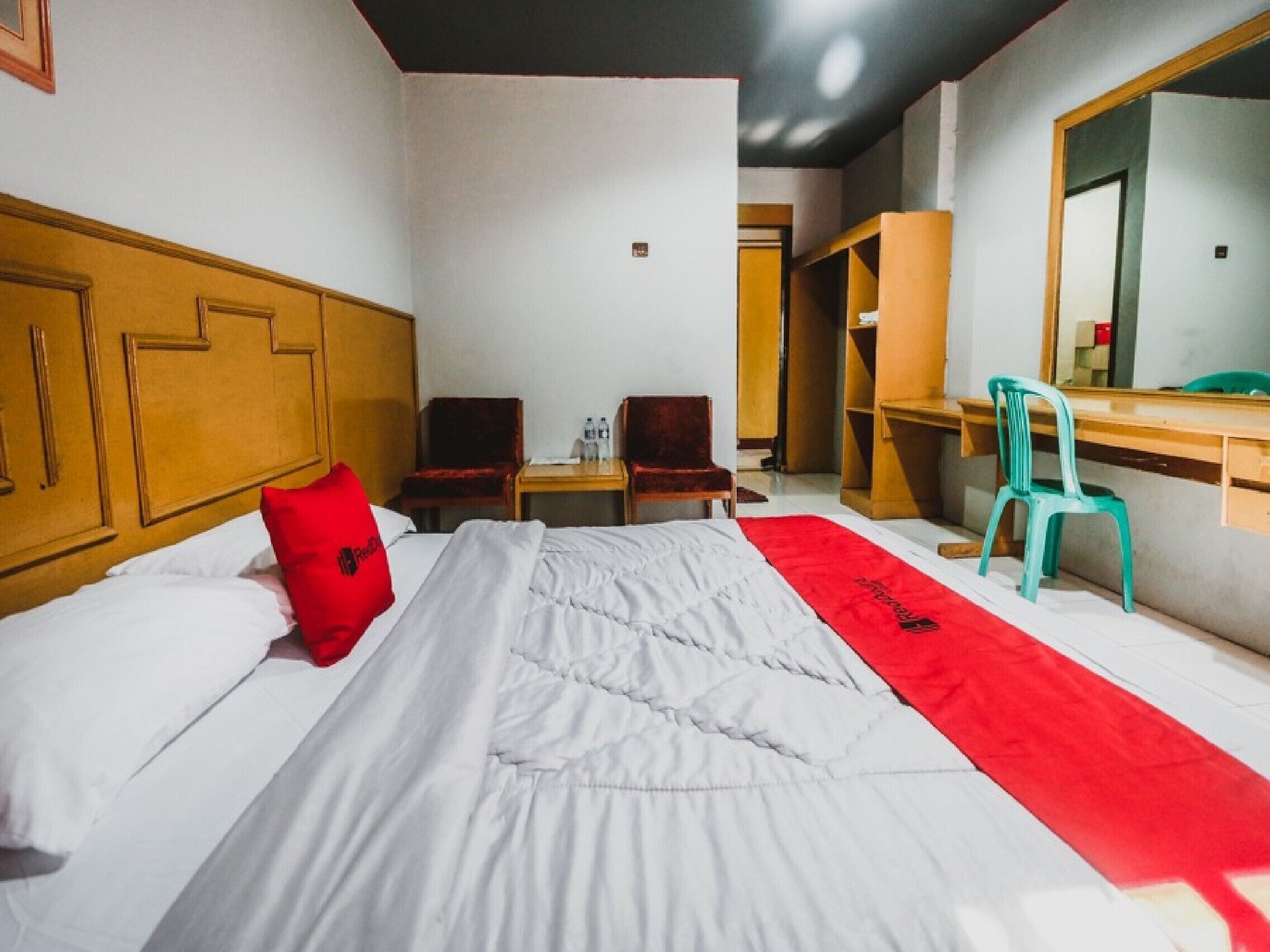 Desk, WiFi (free), bed sheets