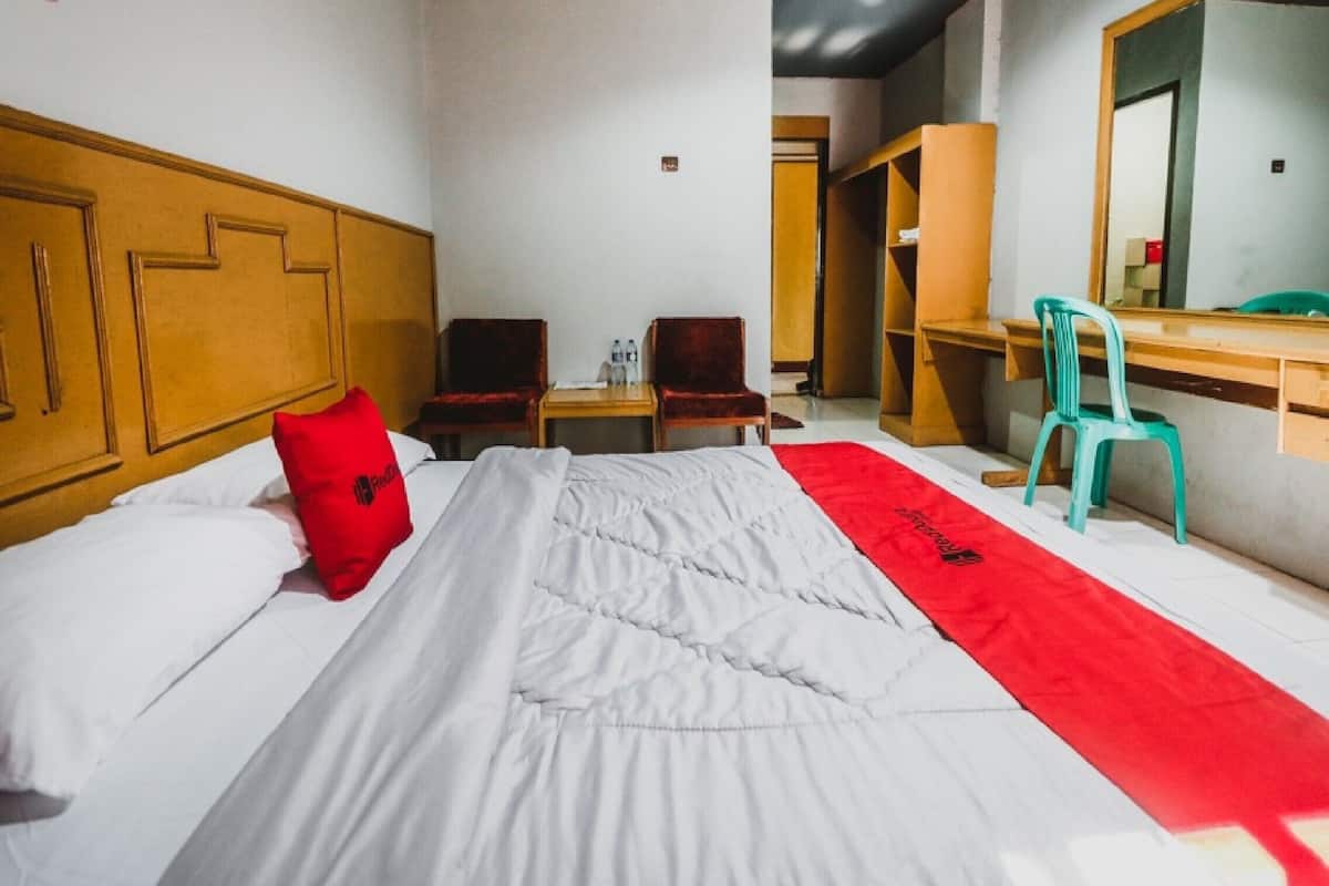 Desk, WiFi (free), bed sheets