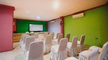 Meja kerja, Wi-Fi gratis, dan seprai linen