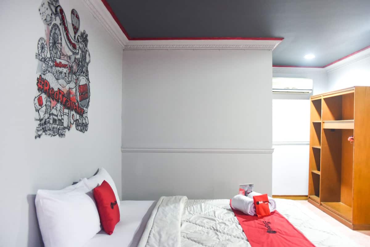Desk, WiFi (free), bed sheets