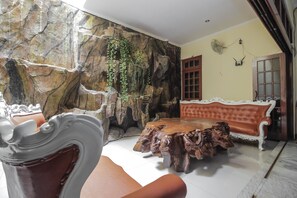 Lobby sitting area - RedDoorz @ Meruya 2 (Jakarta)