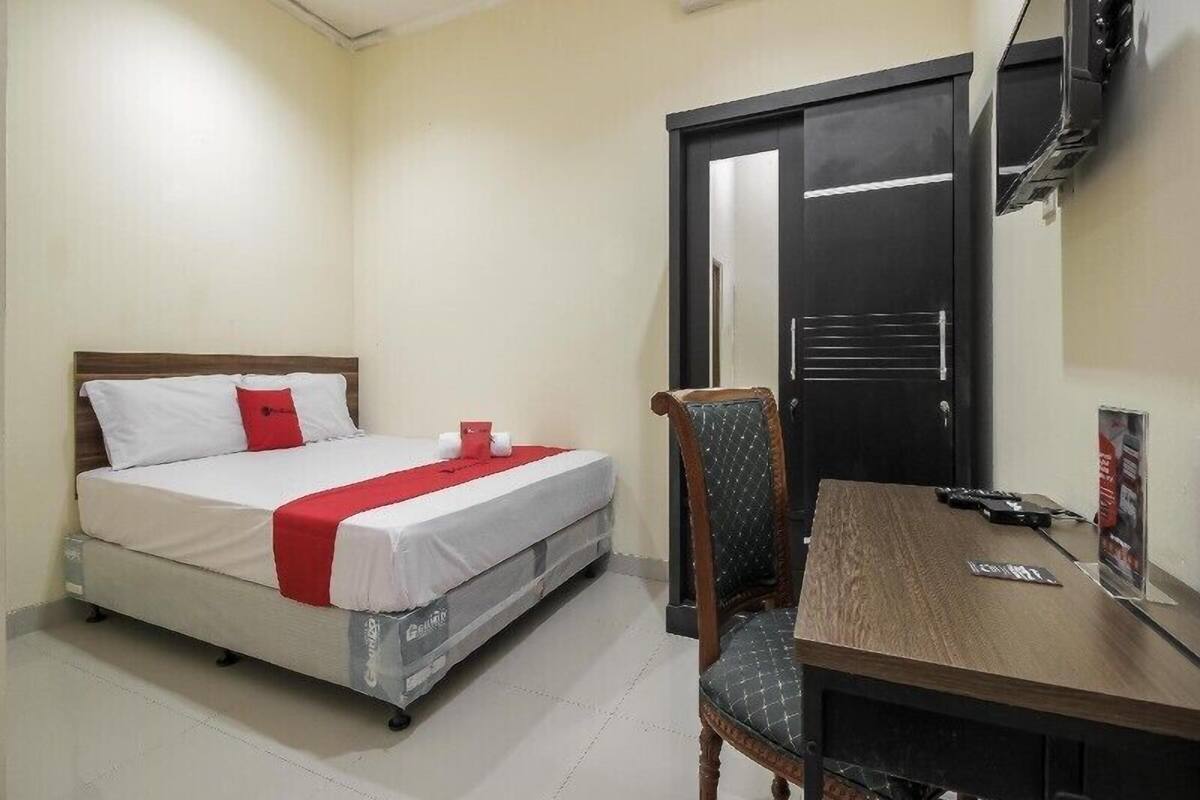 Escritorio, wifi gratis y ropa de cama