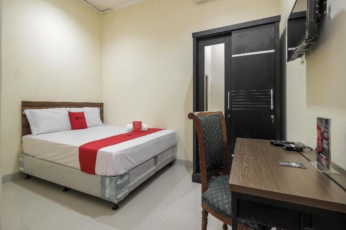 Desk, free WiFi, bed sheets