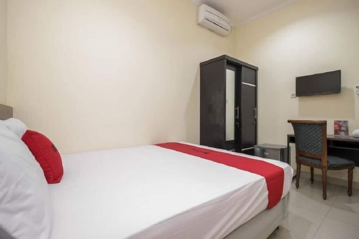 Escritorio, wifi gratis y ropa de cama