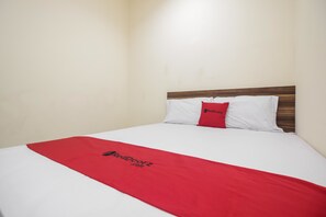 Double Room | Desk, free WiFi, bed sheets - RedDoorz @ Meruya 2 (Jakarta)