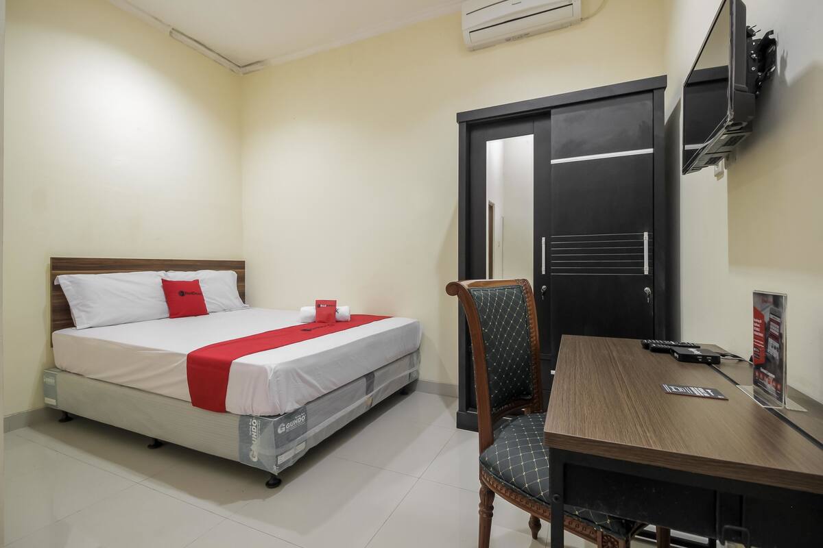 Desk, free WiFi, bed sheets