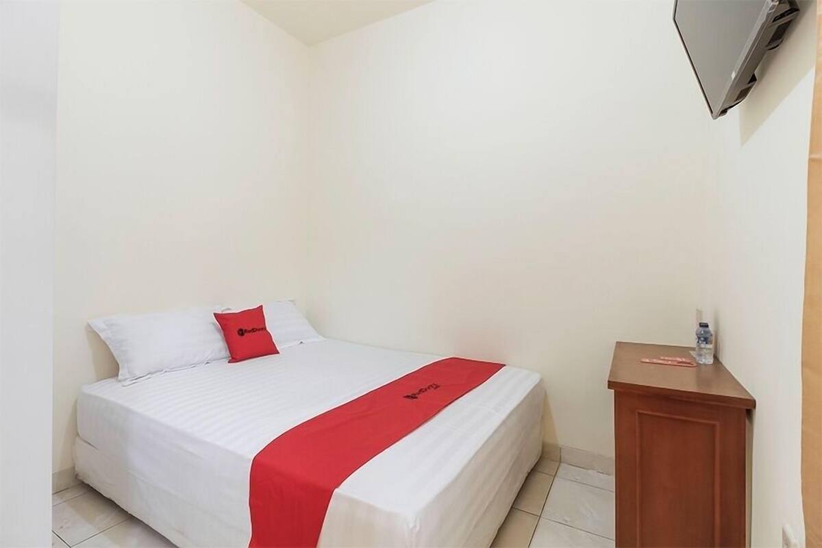 Desk, WiFi (free), bed sheets