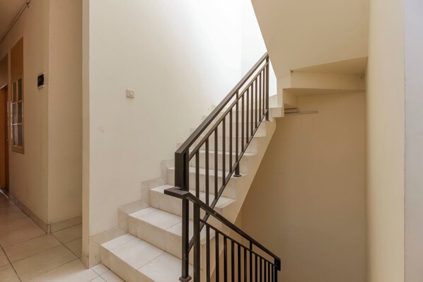 Staircase - RedDoorz @ Tanjung Duren (Jakarta)