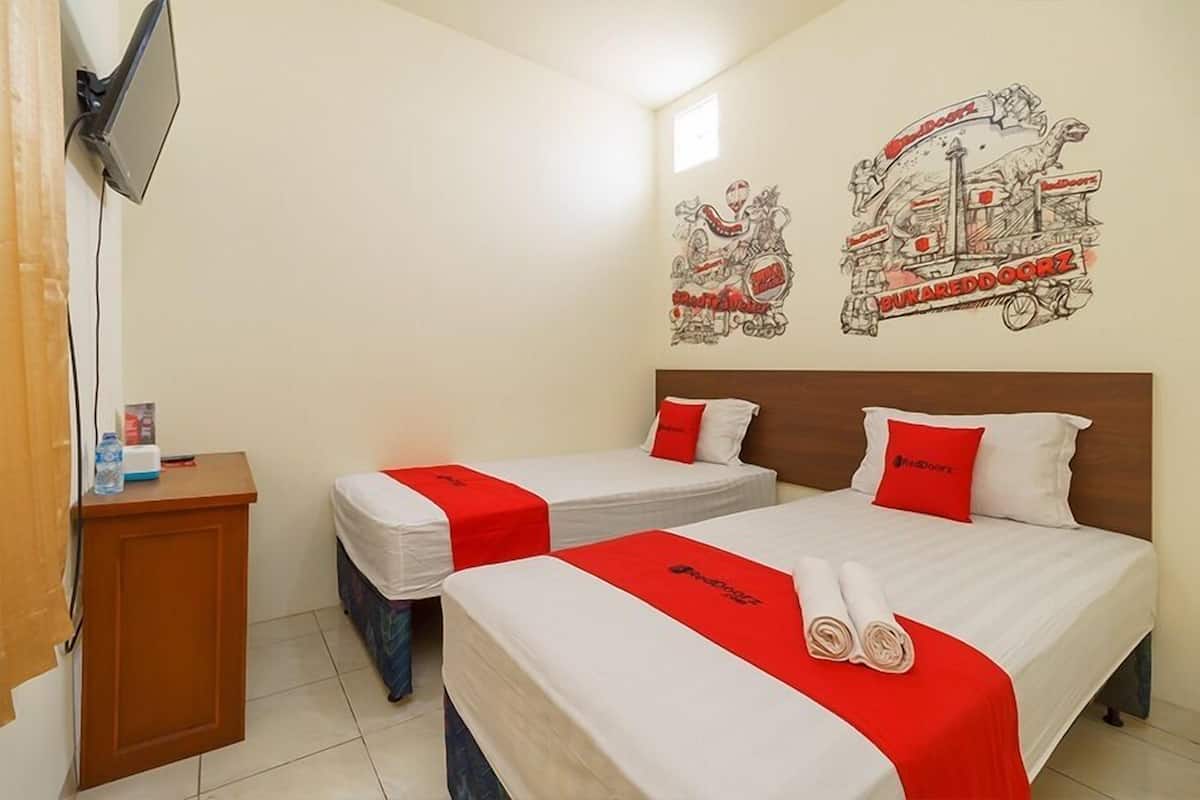 Desk, WiFi (free), bed sheets