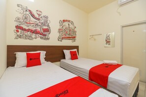 Twin Room | Desk, free WiFi, bed sheets - RedDoorz @ Tanjung Duren (Jakarta)