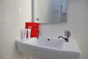 Chambre double | Salle de bain | Douche, articles de toilette (gratuits), serviettes fournies