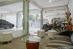 Desk, free WiFi, bed sheets