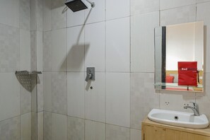 Kamar Double | Kamar mandi | Shower, perlengkapan mandi gratis,  dan handuk
