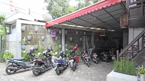 A covered parking area with several scooters parked. - RedDoorz near Terminal Condong Catur (Depok)