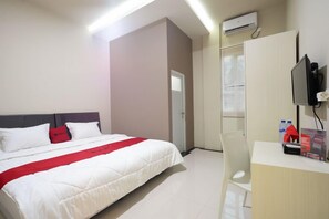 Escritorio, wifi gratis y ropa de cama 
