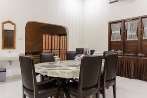 Interior - RedDoorz Plus near RS PMI Bogor (Bogor)