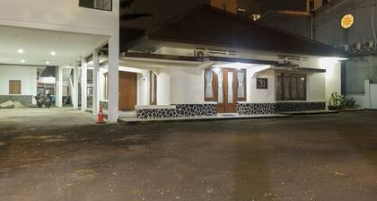 RedDoorz Plus near RS PMI Bogor