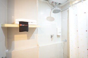 Double Room | Bathroom - RedDoorz Apartment @ Bogor Valley (Bogor)