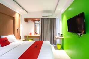 Double Room | Desk, bed sheets - RedDoorz Apartment @ Bogor Valley (Bogor)