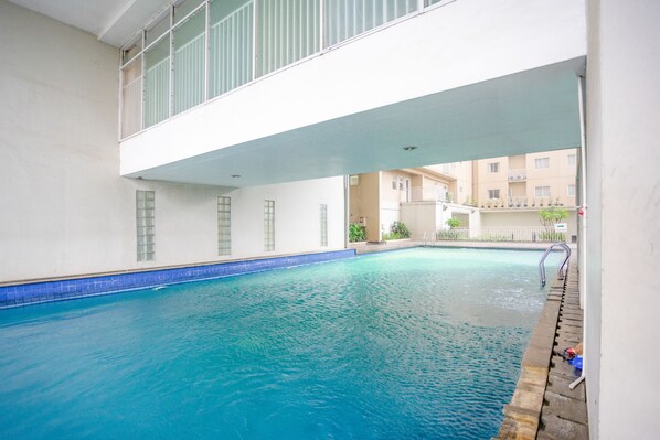 Outdoor pool - RedDoorz Apartment @ Bogor Valley (Bogor)