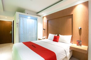 Escritorio y ropa de cama