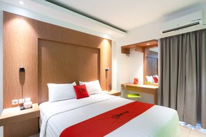 Double Room | Desk, bed sheets - RedDoorz Apartment @ Bogor Valley (Bogor)