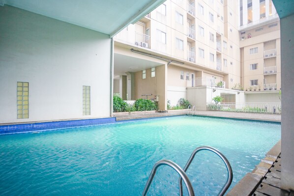 Outdoor pool - RedDoorz Apartment @ Bogor Valley (Bogor)