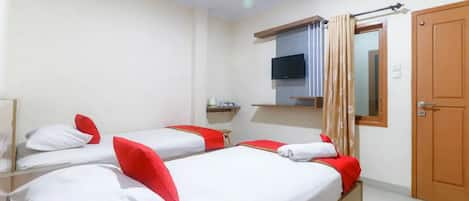 Twin Room | Desk, free WiFi, bed sheets