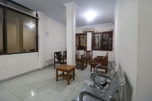 Lobby sitting area - RedDoorz Plus near WTC Batanghari Mall (Jambi)