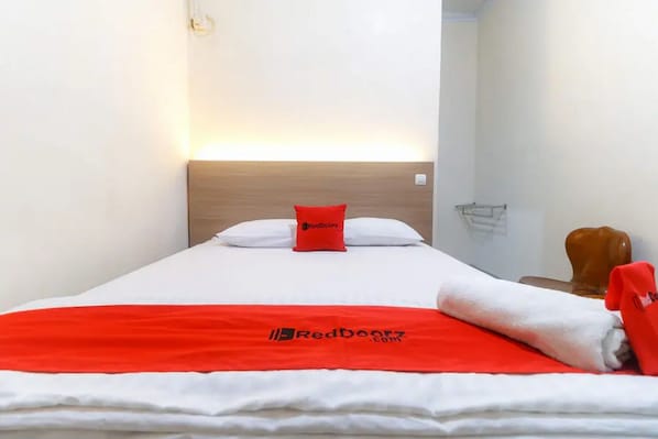 Desk, free WiFi, bed sheets
