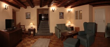 套房, 1 张双人床 (High Class with own entrance) | 客房内保险箱、办公桌、遮光窗帘、熨斗/熨板