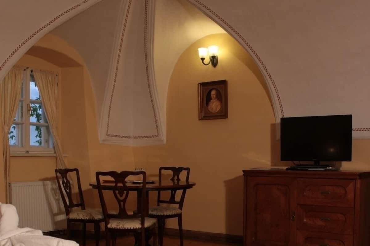 Comfort Double Room | In-room safe, desk, blackout drapes, iron/ironing board