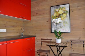 Apartment | Eigene Küche | Kühlschrank, Herdplatte, Wasserkocher, Kochgeschirr/Geschirr/Besteck