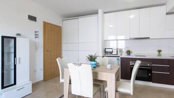 Standard-Apartment, 1 Schlafzimmer (549) | Essbereich im Zimmer