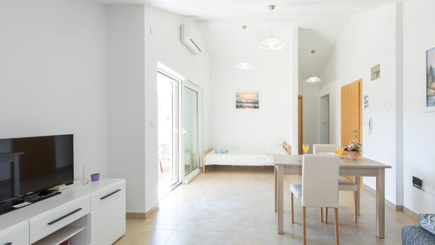 Apartment, 1 Bedroom (551) | Living area