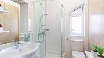 Appartement Classique, 1 chambre (552) | Salle de bain | Douche, serviettes fournies, savon, papier toilette