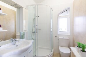 Classic Apartment, 1 Bedroom (552) | Bathroom