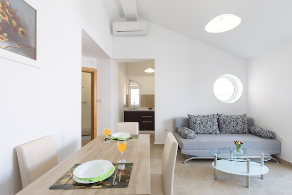 Classic Apartment, 1 Bedroom (552) | Living room