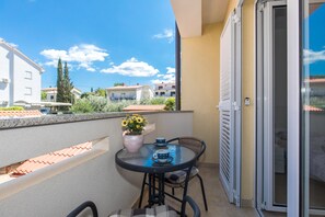 Studio (550) | Balcony