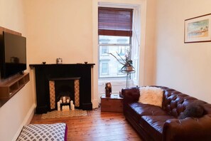 Apartment (1 Bedroom) | Living room | TV - Bright 1 Bed Home Near City Centre (Edinburgh)