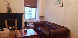 Apartamento (1 Bedroom) | Sala de estar | Una televisión