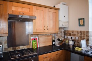 Appartement (1 Bedroom) | Cuisine privée | Réfrigérateur, four à micro-ondes, un four, surface de cuisson