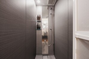 Shower, free toiletries, hair dryer, slippers - The Nine States Hotel Fukuoka Tenjin West (Fukuoka)