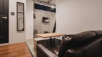 Deluxe Studio Suite | Free WiFi, bed sheets