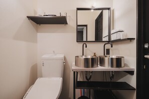 Suite estudio Deluxe | Baño | Ducha, artículos de higiene personal gratuitos y secador de pelo