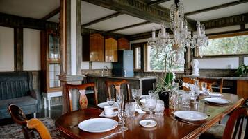 Grand-Chalet | Essbereich im Zimmer